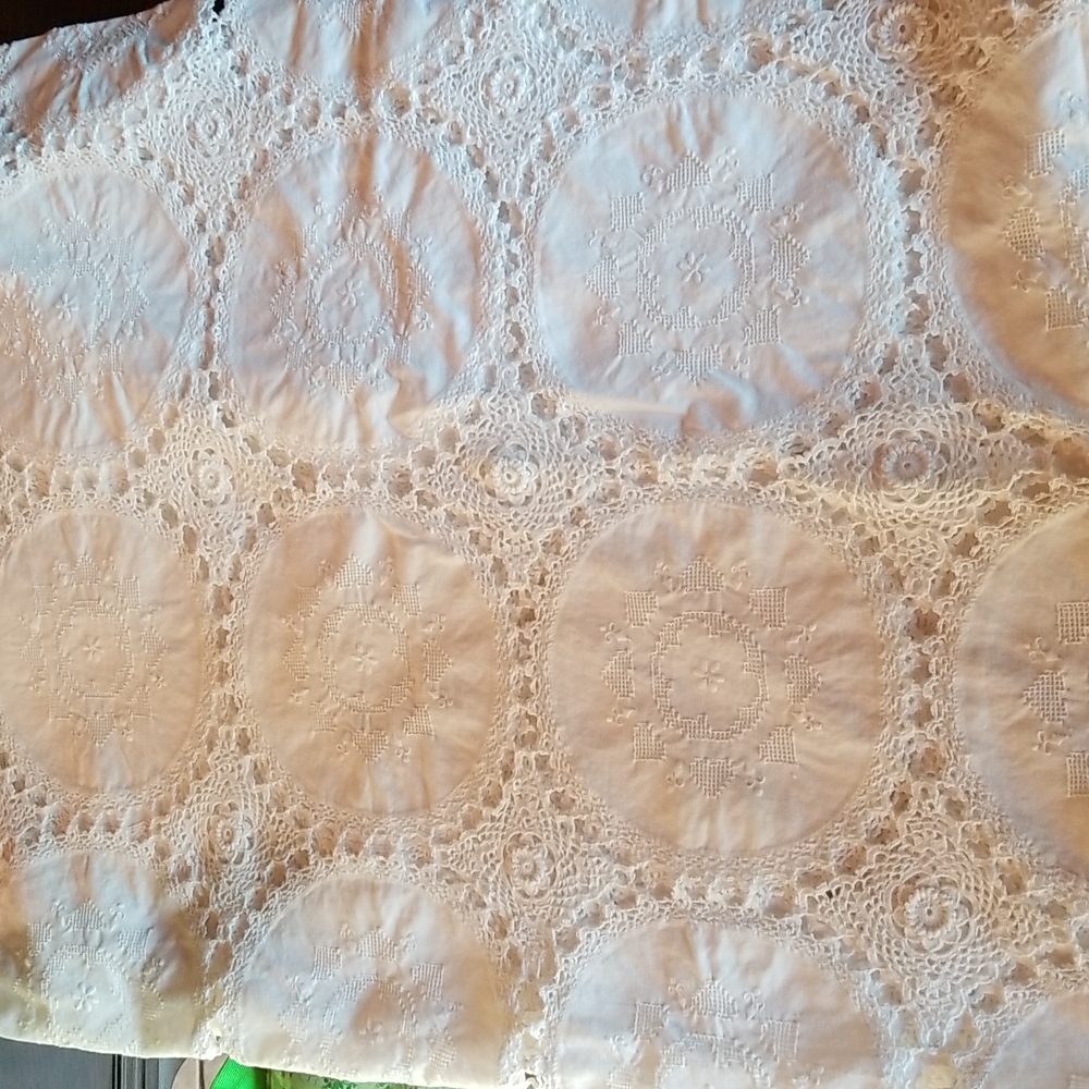 White Table Cloth - Picture 2 of 5
